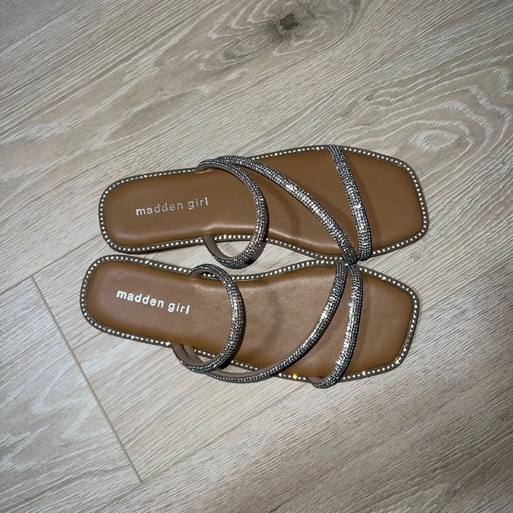 NEW Bedazzled sparkly flip flop sandals Madden Girl  8 new